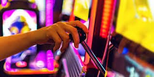 Gambar pengguna membaca panduan dan tips melakukan deposit aman dan efisien di platform hiburan digital